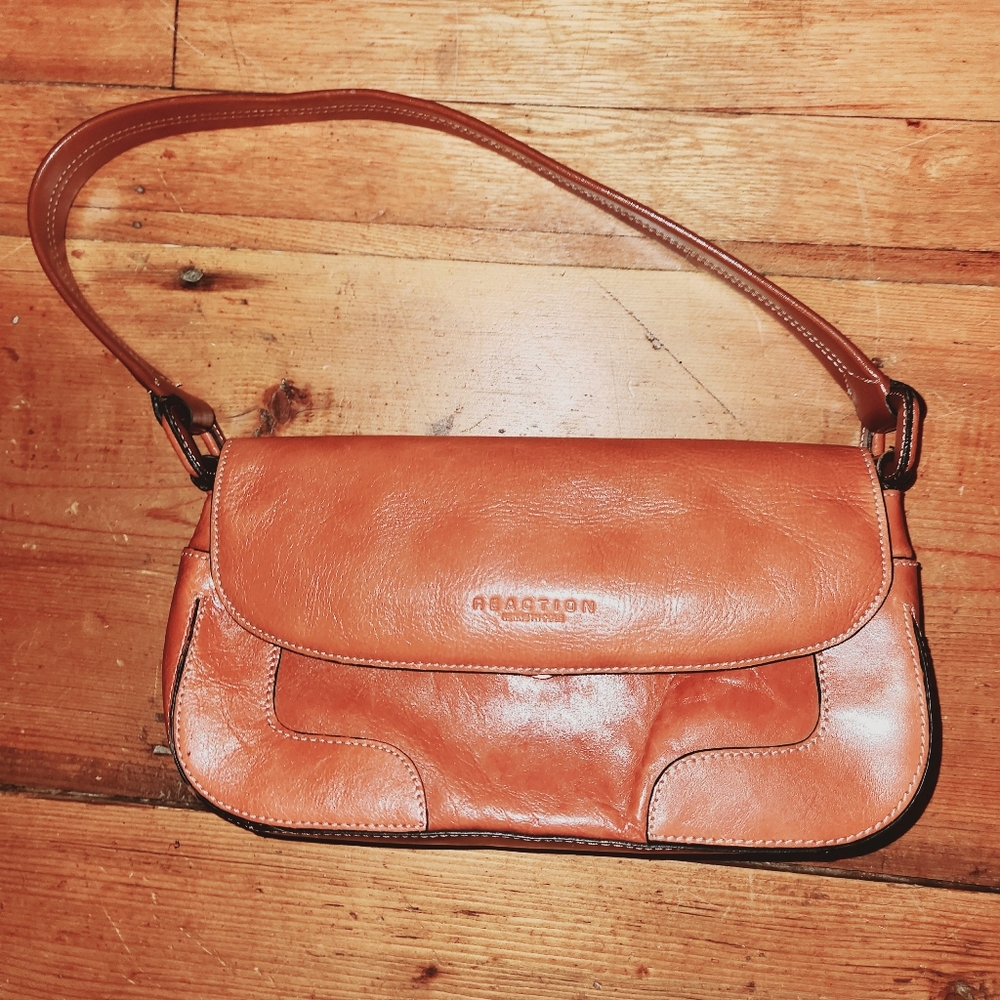 Kenneth Cole Reaction Purse Small Leather Handbag Simple Sleek Fashion Accessory